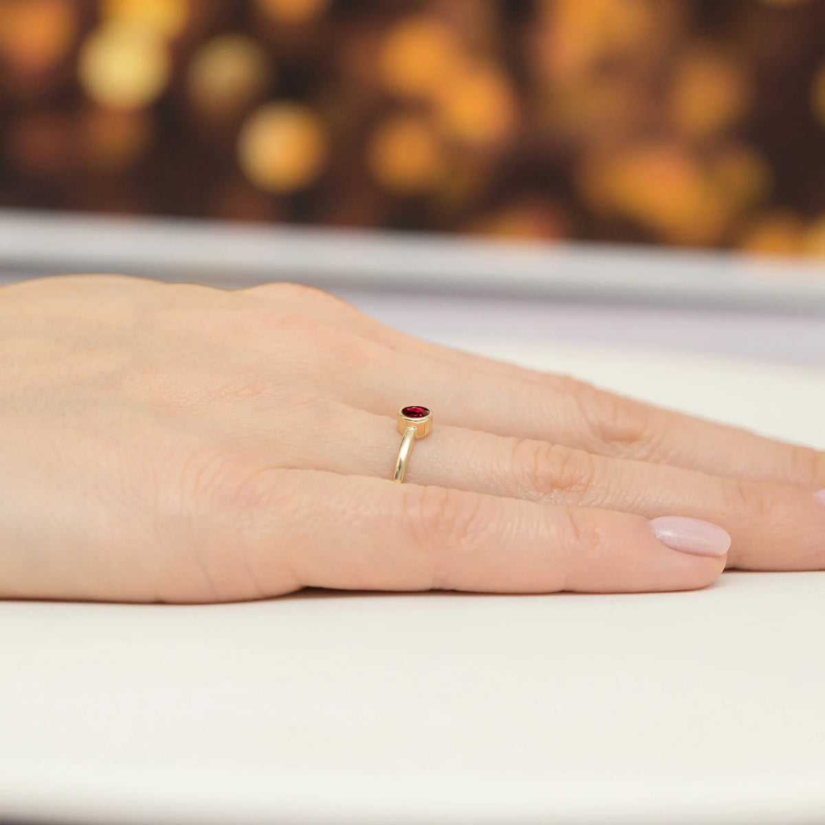 Zlatý prsteň s rubínom 0,30 ct. Tento drahokam spája eleganciu, jemnosť a trvácnosť. Tento prsteň je ideálnou voľbou na zásnuby. Je to elegantný darček.