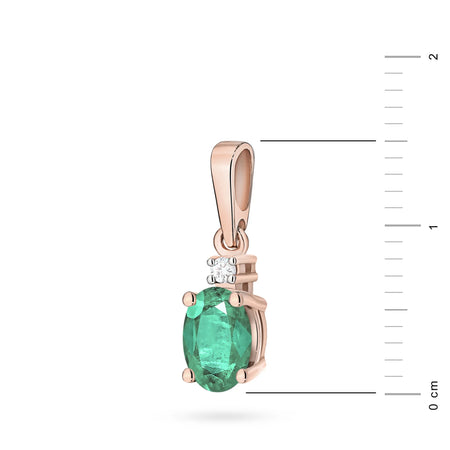 Prívesok z ružového zlata s oválnym smaragdom a doplnkovými diamantmi.