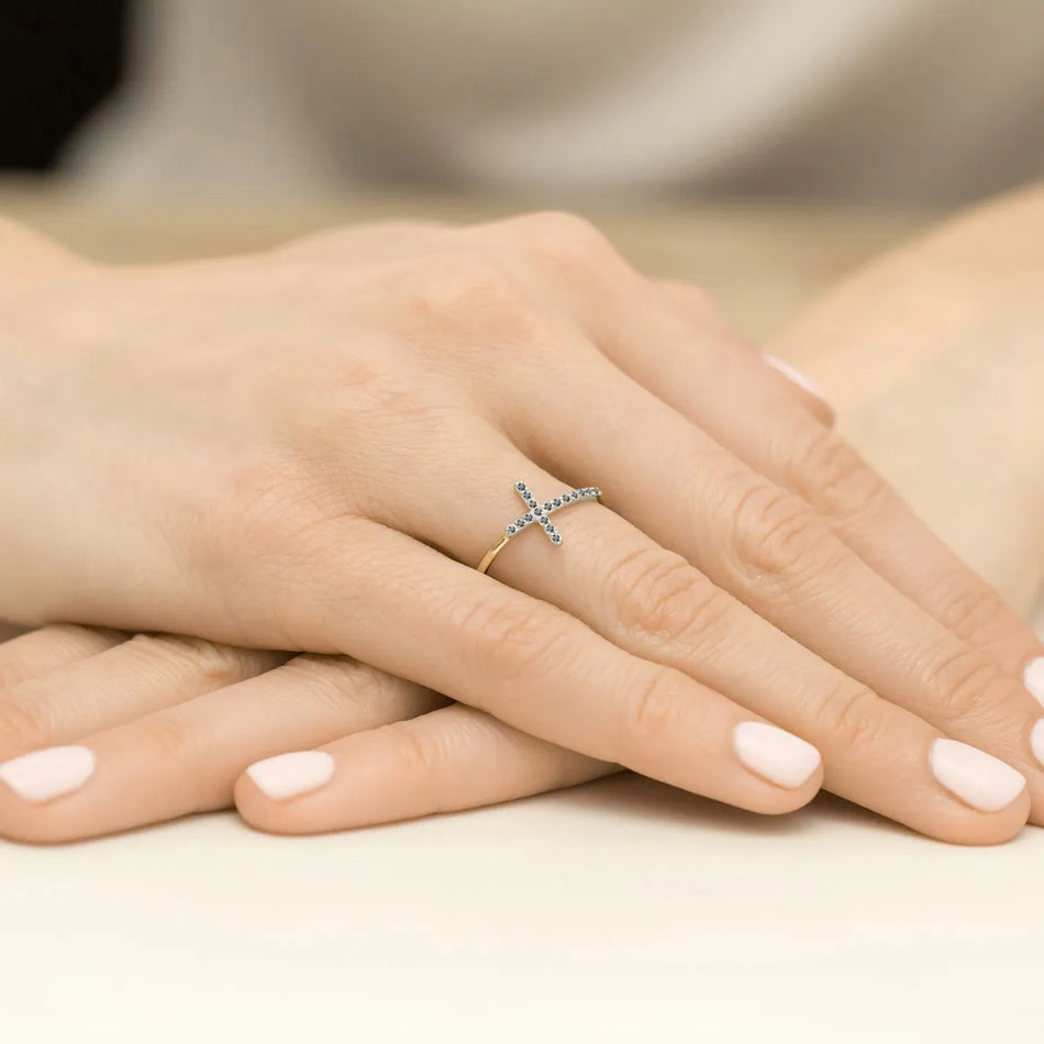 Zlatý prsteň s krížom z čiernych diamantov 0,09 ct