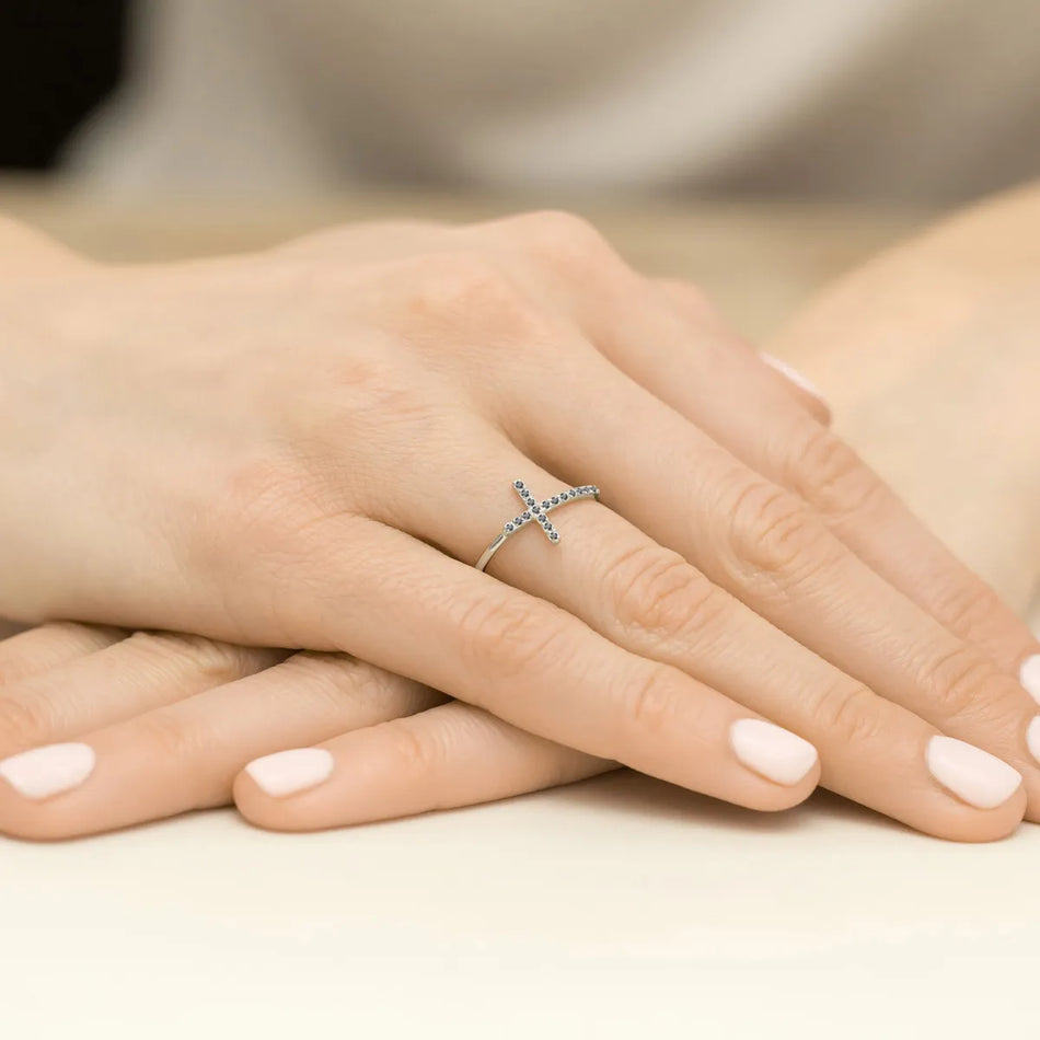 Prsteň z Bieleho Zlata s krížom z 0,09 ct čiernych diamantov