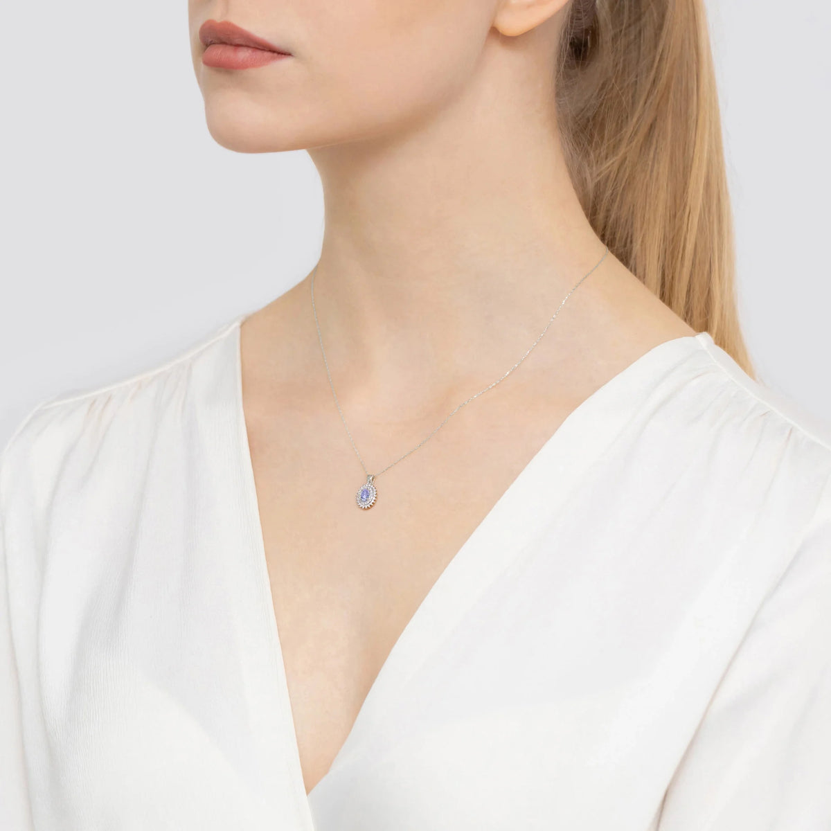 Prívesok vyrobený zo 14K (585) zlata. Stredový tanzanit 0,40 ct obklopený 39 diamantmi 0,19 ct. Jedinečný darček pre ňu. Náš obchod ponúka retiazky, prívesky, náhrdelníky