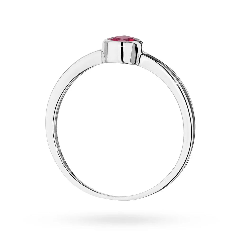 Prsteň z bieleho zlata s rubínom 0,30 ct. Tento drahokam spája eleganciu, jemnosť a trvácnosť. Tento prsteň je ideálnou voľbou na zásnuby. Je to elegantný darček.