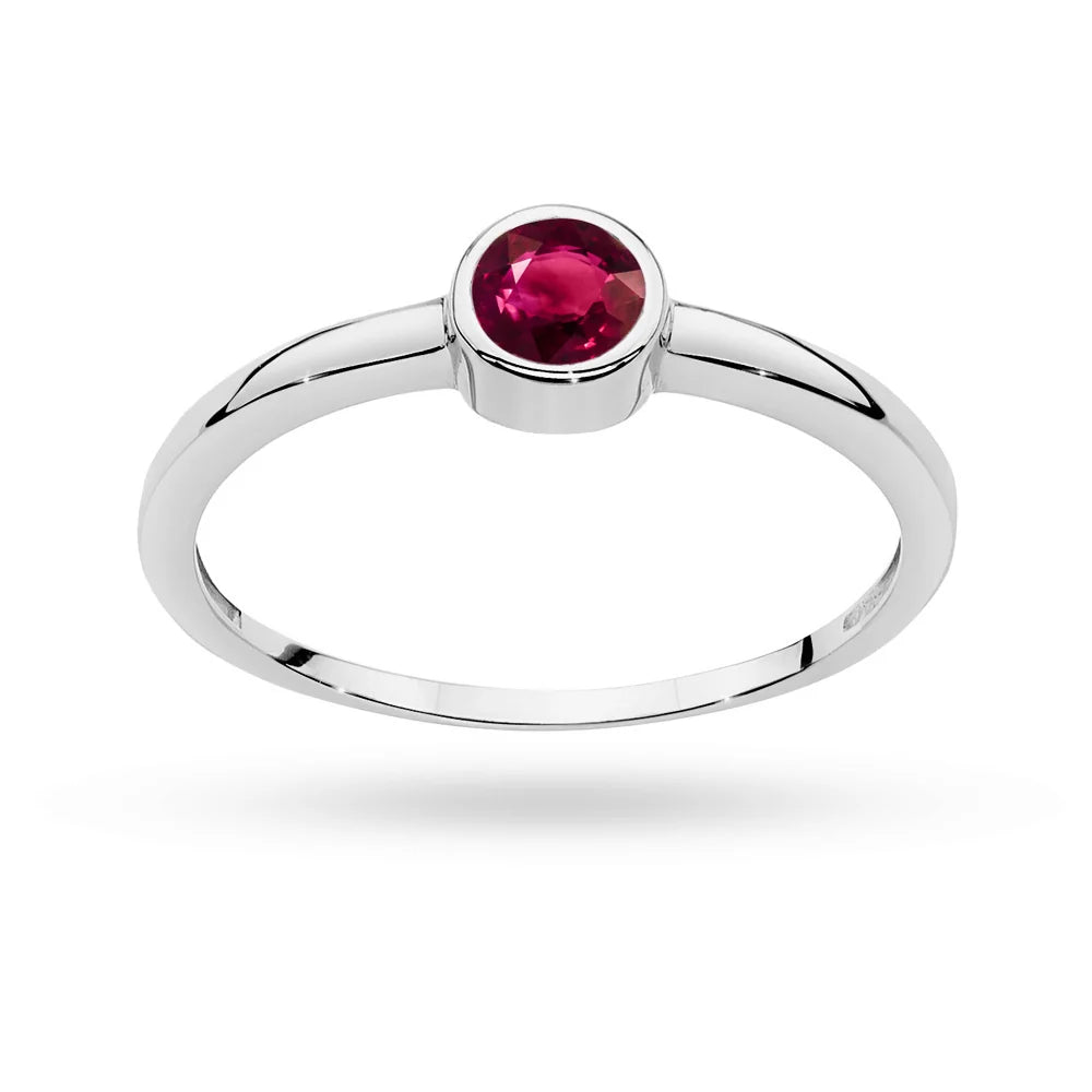 Prsteň z bieleho zlata s rubínom 0,30 ct. Tento drahokam spája eleganciu, jemnosť a trvácnosť. Tento prsteň je ideálnou voľbou na zásnuby. Je to elegantný darček.